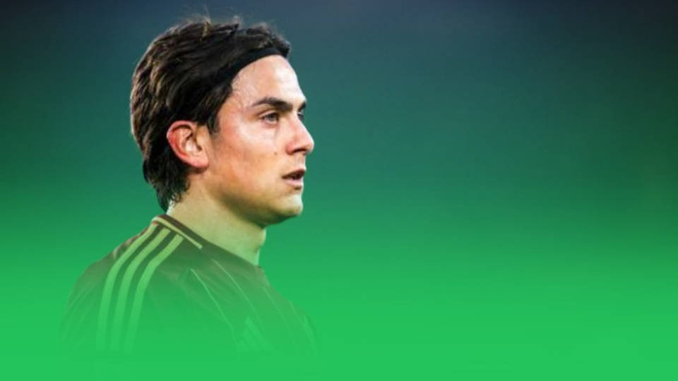 Dybala torna a Roma: stampelle, ironia e un lungo recupero