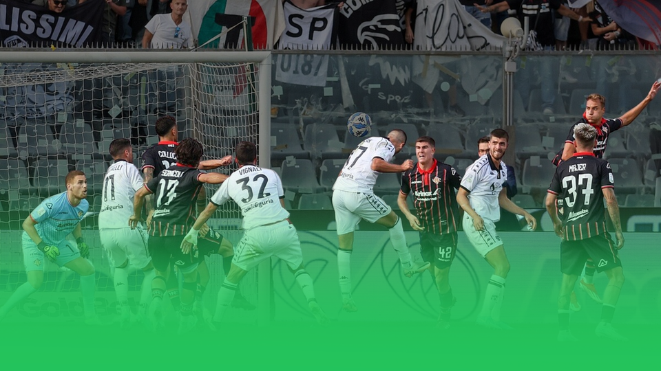 Un'azione tra Cremonese e Spezia